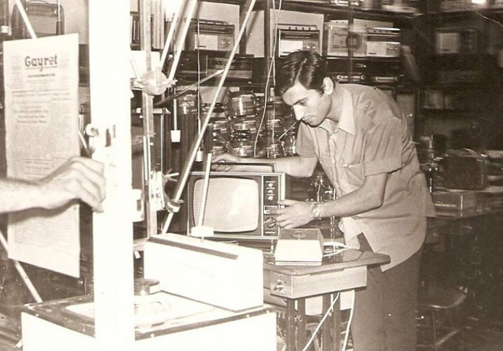 1969 Orhan Çekin ilk televizyon yayını için çalışıyor