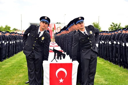 381 Polis Adayı Törenle Yemin Etti