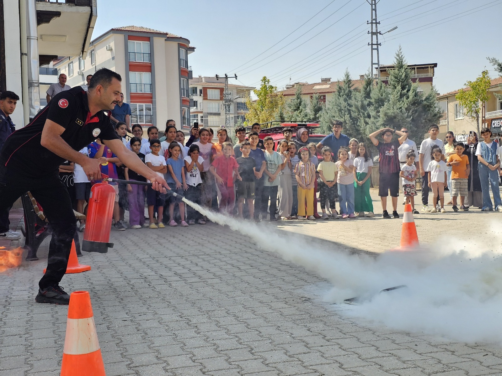 ÖĞRENCİLERE DEPREM VE YANGIN EĞİTİMİ VERİLDİ