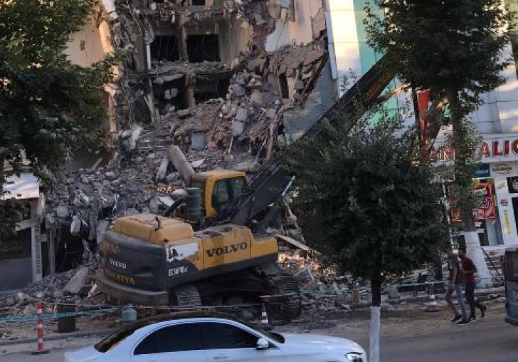 Ağır Hasarlı bina toz dumanla yıkılıyor