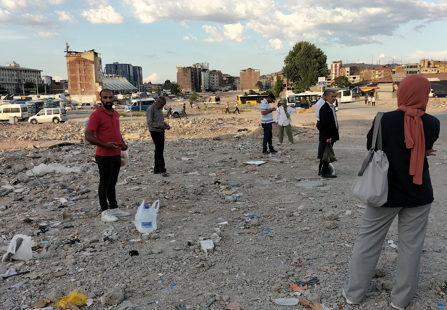 Akpınar'da 'Geçici İşyeri Konteynırları'nı Kaldırın Tebligatı