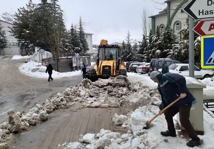 Arapgir ilçesinde karlar temizleniyor