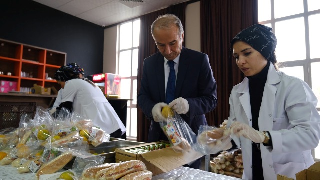 Arguvan Belediyesi Öğrencilere Yemek Veriyor