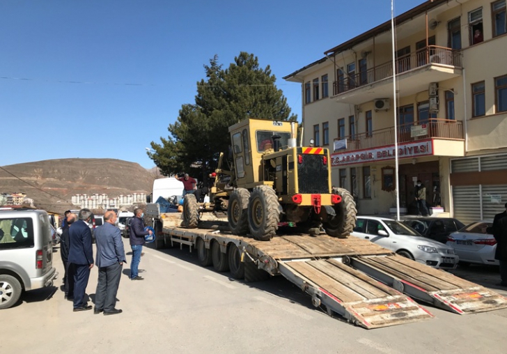 Ataşehir Belediyesi Arapgir'e Greyder Hibe Etti