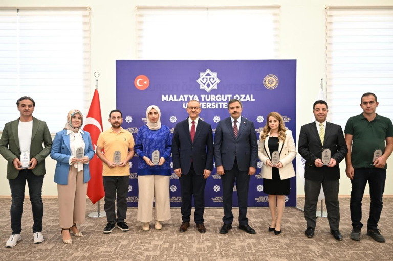 Başarılı Akademisyenleri Ödüllendirildi