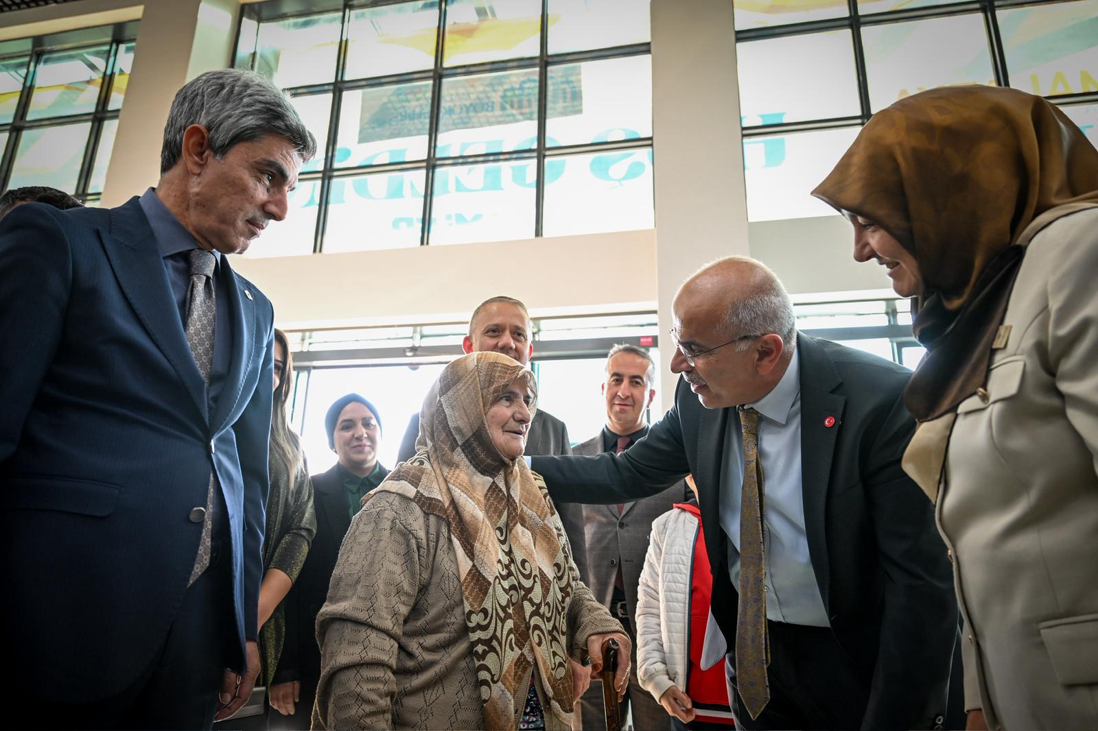Başkan Er, 88 Yaşında Okumayı Öğrenen Kadınla Bir araya Geldi