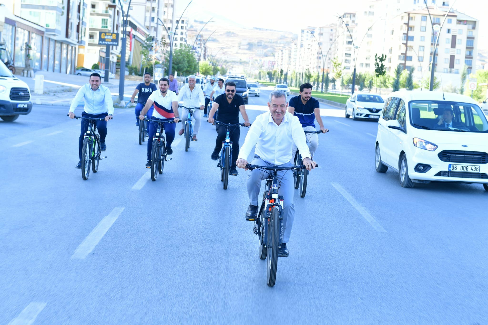 Başkan Çınar Belediye'ye Bisikletle Geldi