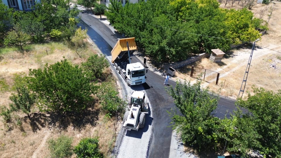 BATTALGAZİ’DE ASFALT SEFERBERLİĞİ SÜRÜYOR
