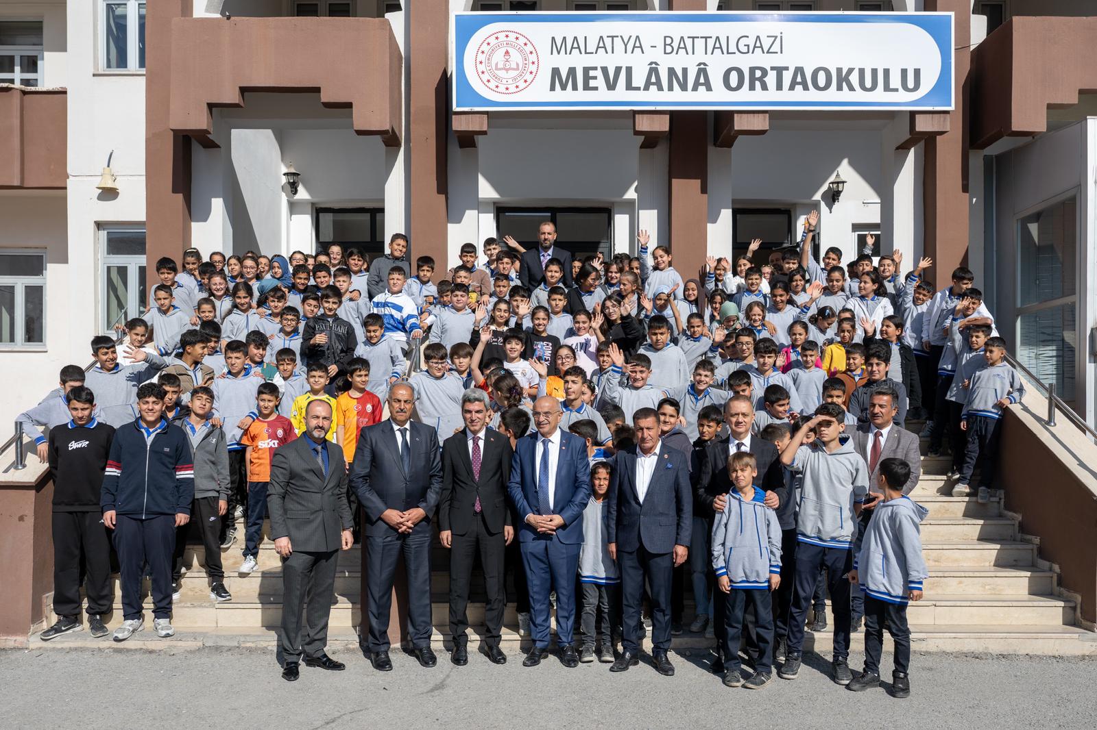 Başkan Er Mevlana Orta Okulunu Ziyaret Etti
