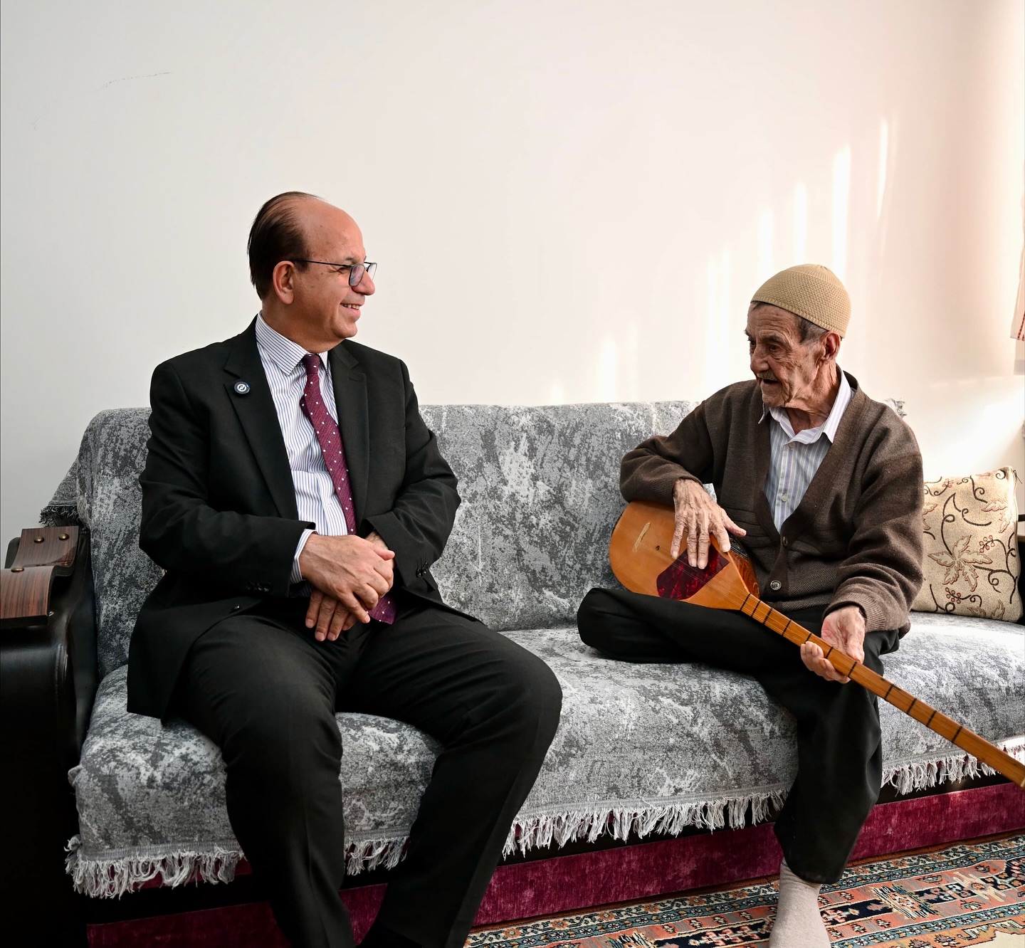 Başkan Geçit Halk Ozanı Abuzer Aşkınses'i Ziyaret Etti