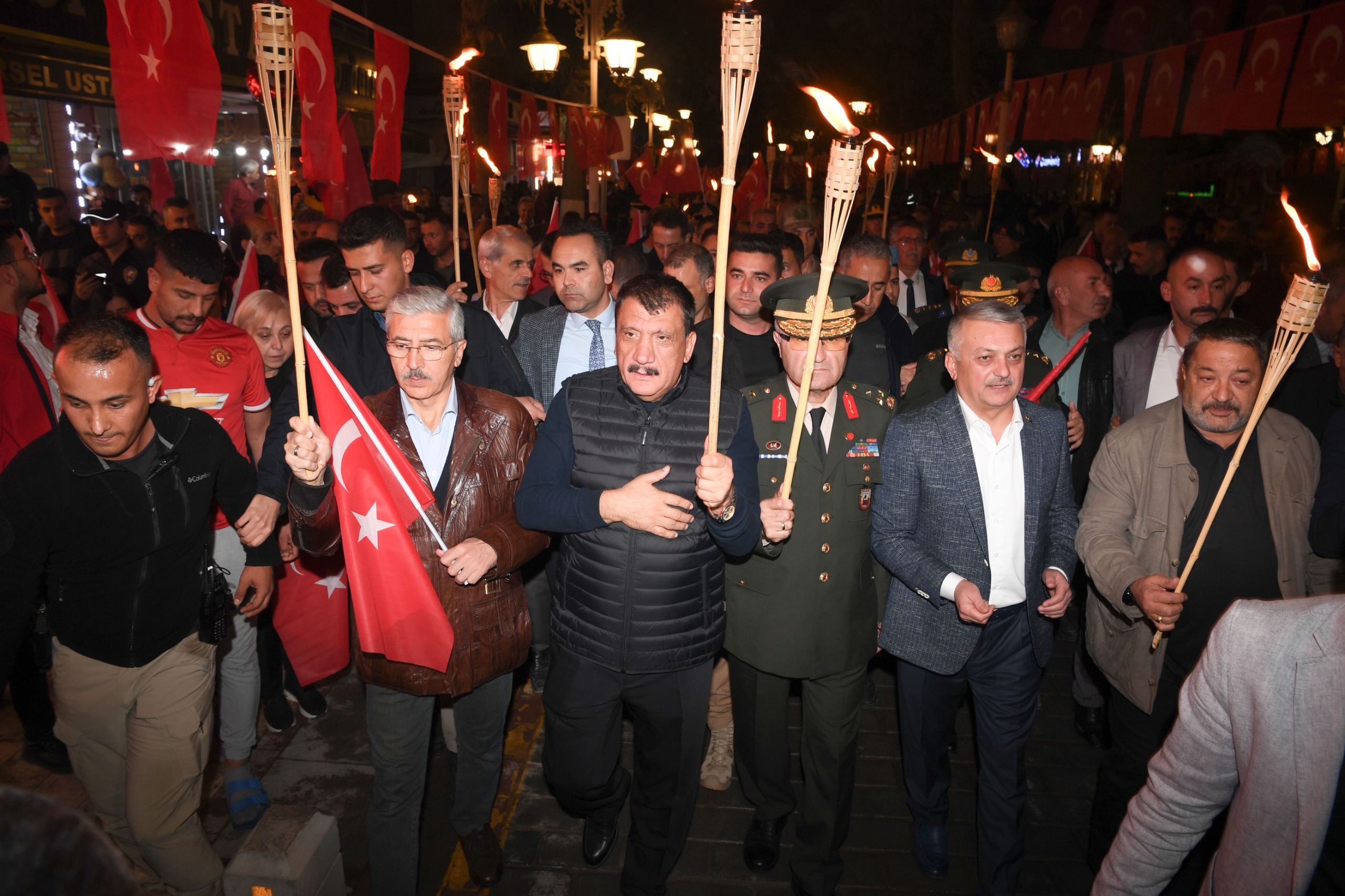 Binlerce Malatyalı Cumhuriyet İçin Yürüdü