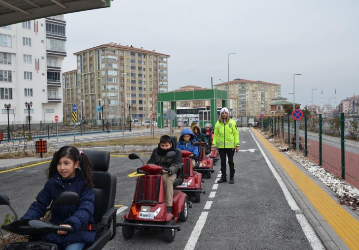 Bostanbaşı İlköğretim öğrencilerine trafik dersi verildi