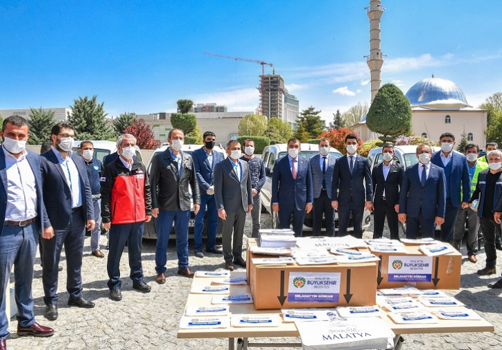 Büyükşehir Belediyesi maske dağıtımına başladı