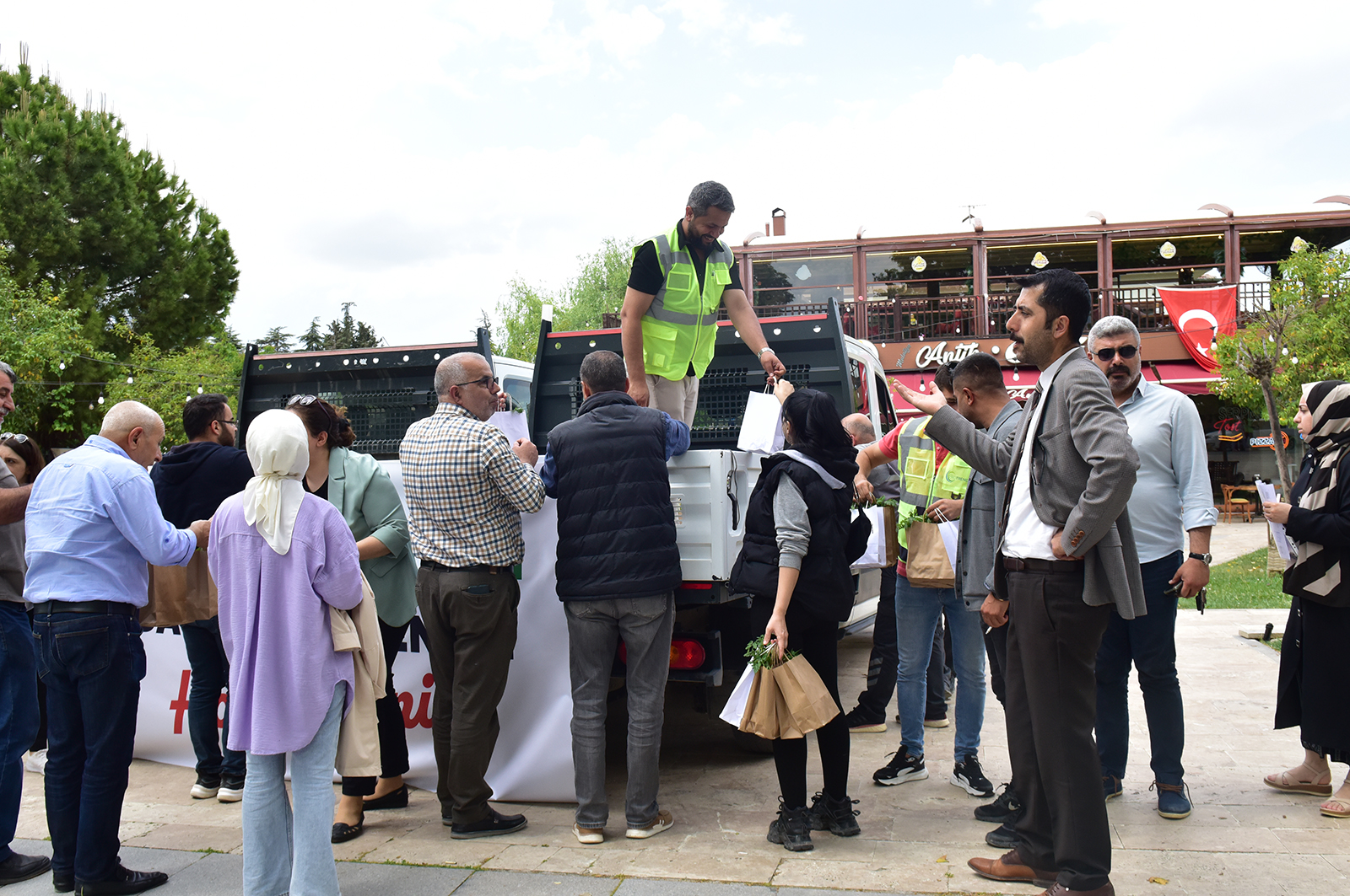 Büyükşehir'den Vatandaşa Ücretsiz Fide Desteği