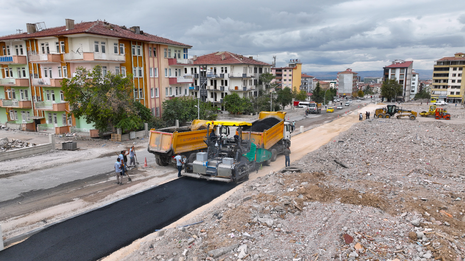 Büyükşehir Kaldırımları Asfalt İle Kaplıyor