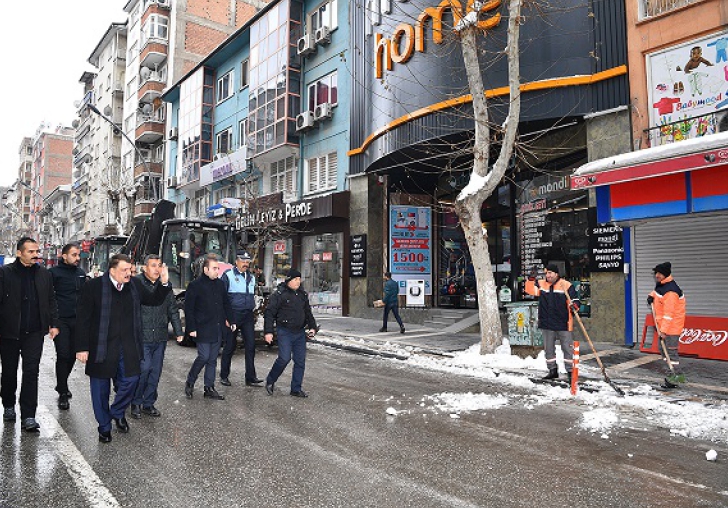Büyükşehir karla kapalı mahalle yollarını açtı