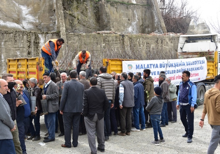 BÜYÜKŞEHİR PÜTÜRGEDE FİDAN DAĞITTI