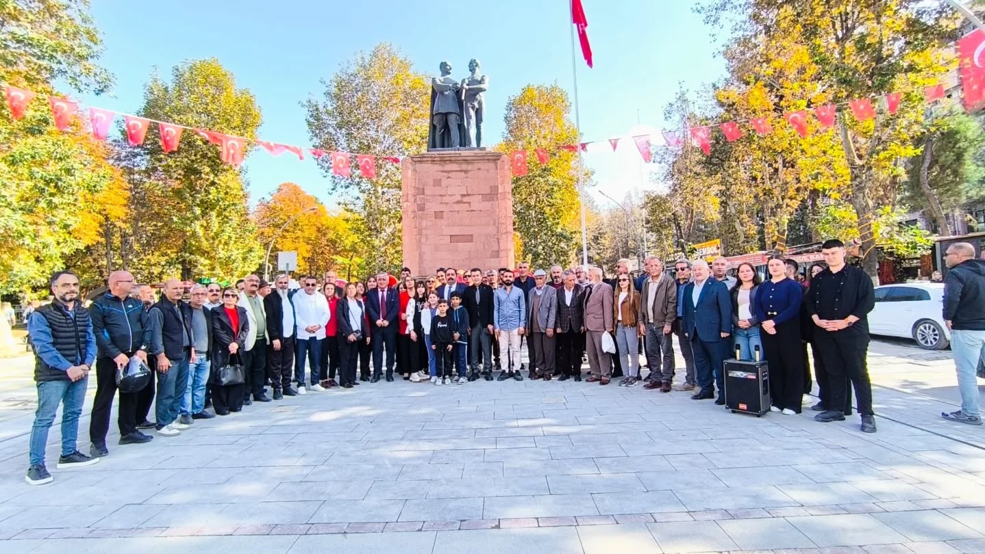 CHP ATATÜRK ANITI’NA ÇELENK SUNDU