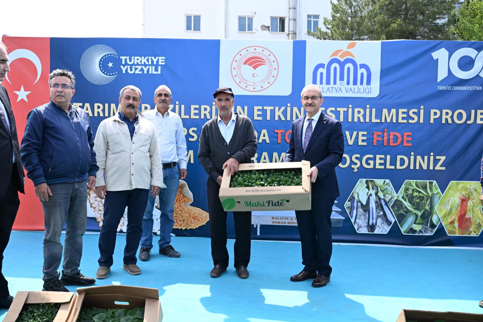 Çiftçiler Gününde Tohum, Fide ve Ekipman Dağıtımı Yapıldı