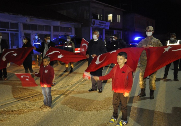 ÇOCUKLAR CORONA'DAN KURTULMAK IÇIN DİLEK FENERI UÇURDU