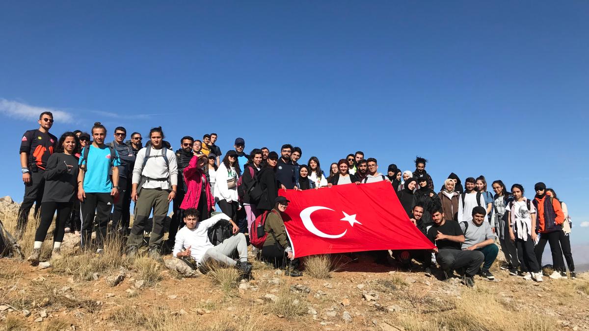 Dağcılar Küçük Kuşaklı Dağı'na Tırmandı