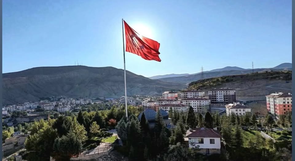 Darende'de Dev Bayrak Göndere Çekildi