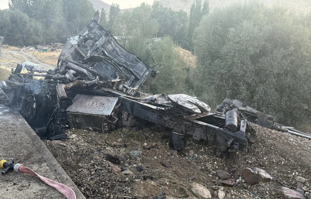 Darende'de Freni Patlayan TIR Yandı