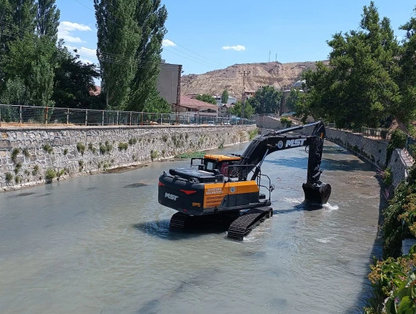 Darende Belediyesi Tohma'yı Temizliyor