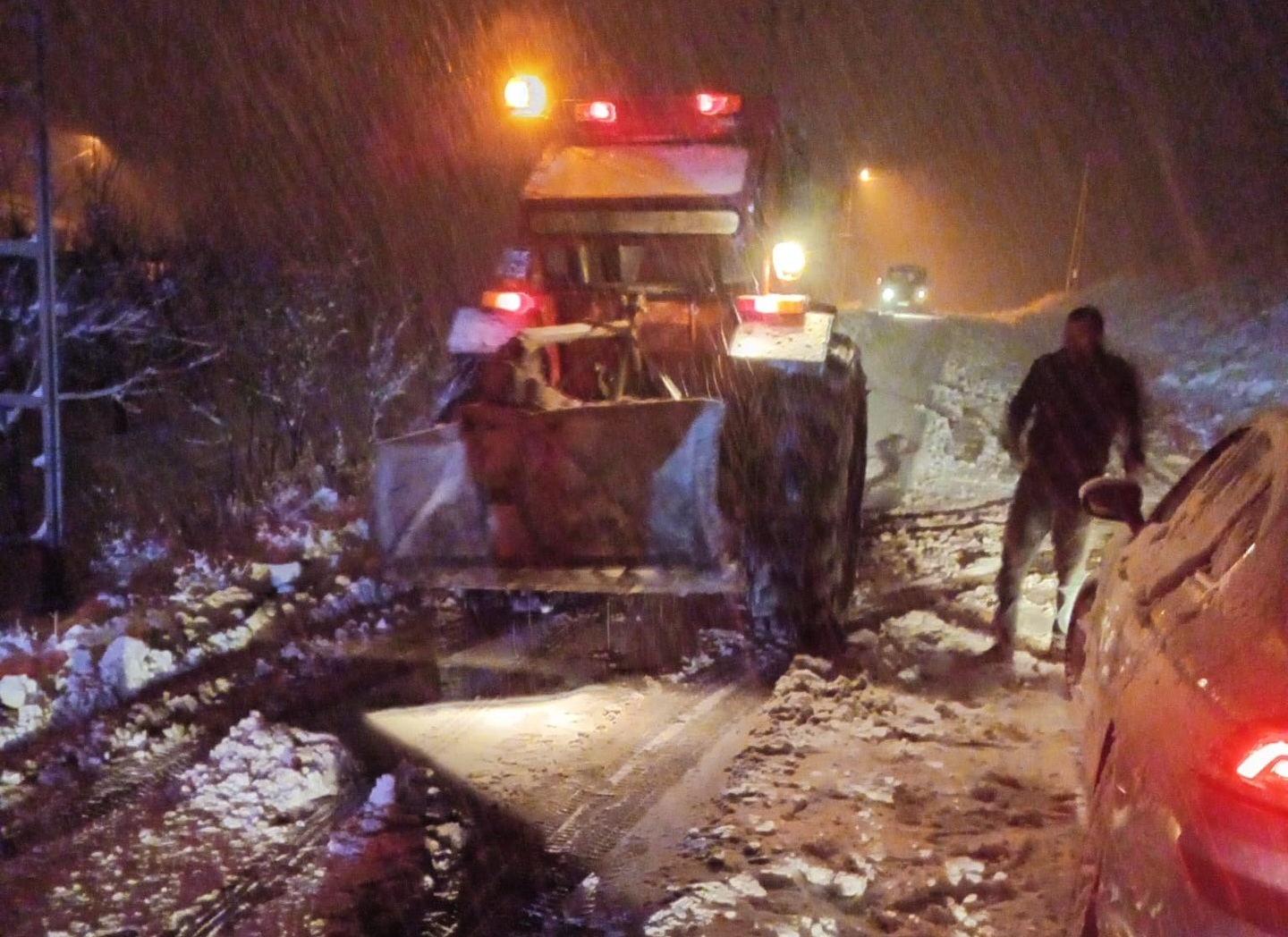 Darende de Belediye Ekipleri Kar Tedbiri Aldı