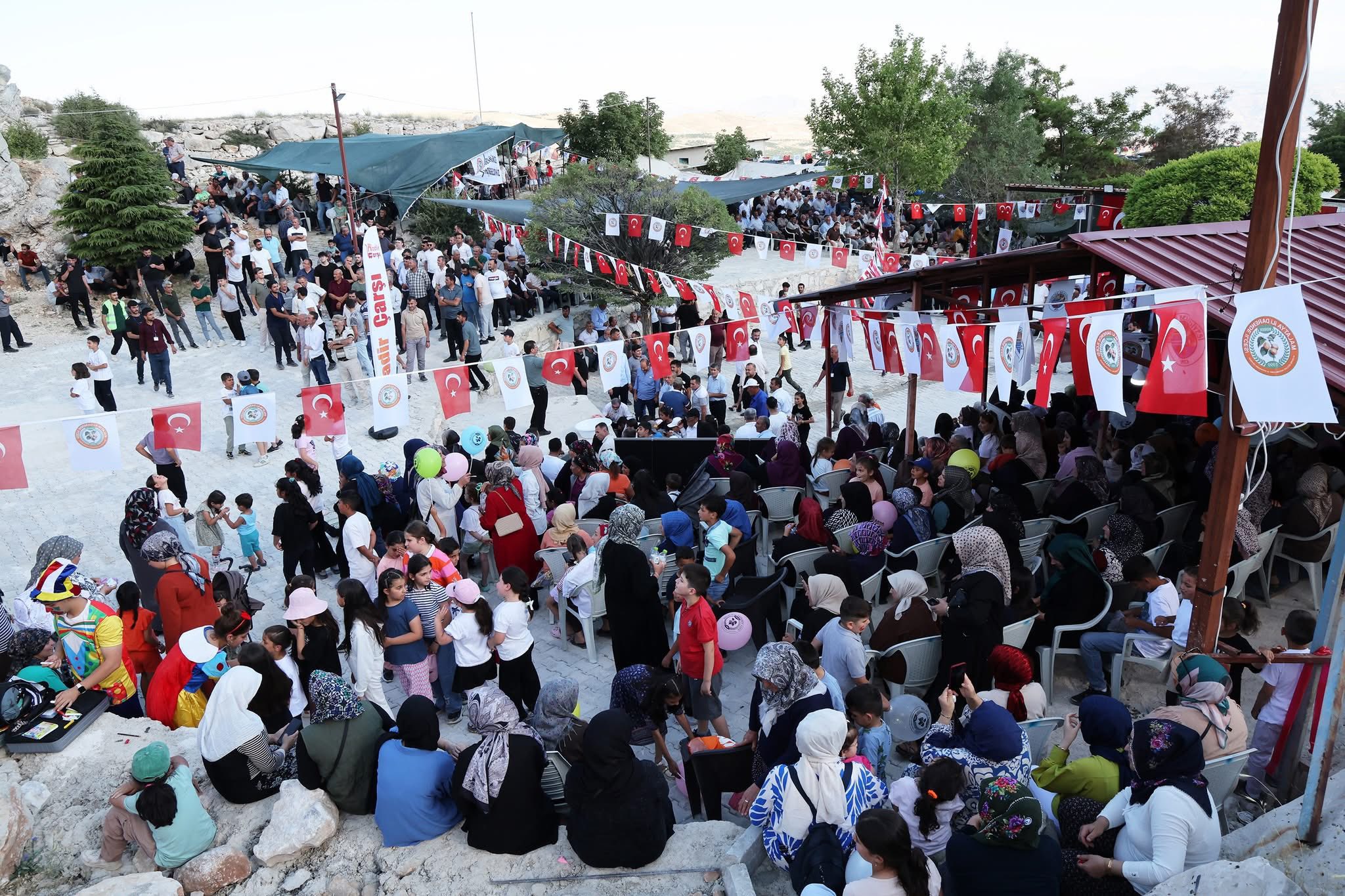 Darende Yıkılhan’da Binlerce Kişi Halaylarla Buluştu