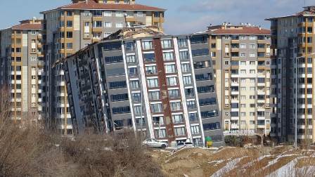 Depremden dolayı terk edilen evlere giren 2 Kişi Yakalandı