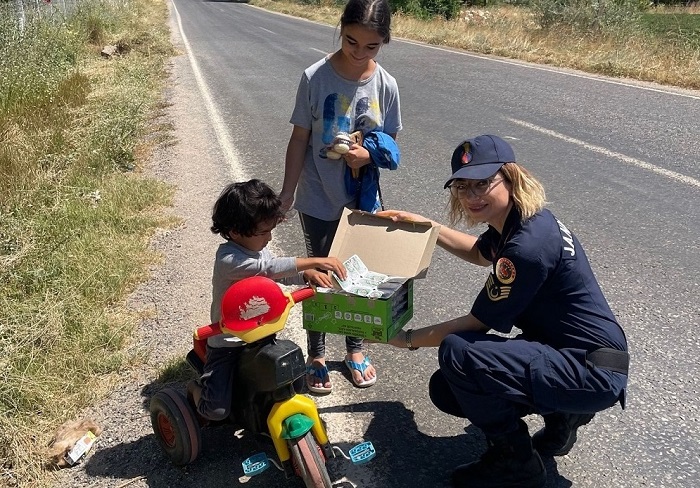 Depremzede Çocuklara Jandarma’dan Ziyaret