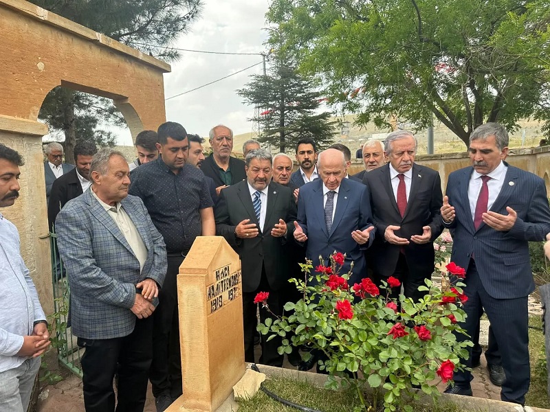 Devlet Bahçeli Hamido’nun Mezarını Ziyaret Etti