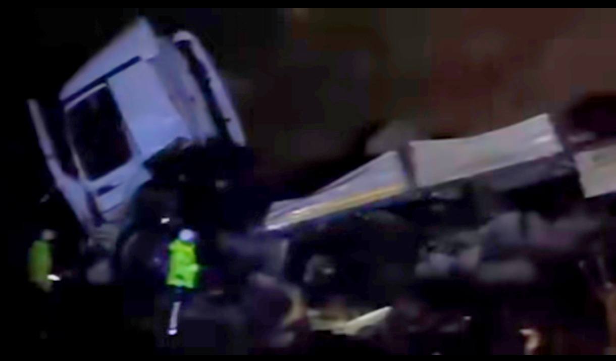 Doğanşehir'de TIR Devrildi, sürücüsü öldü