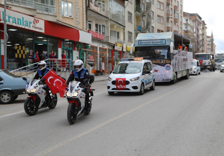 EVDE KALAN VATANDAŞLARA MORAL KONSERİ