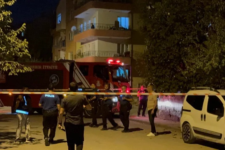 Evin çatısı çöktü, anne ve kızı son anda kurtuldu
