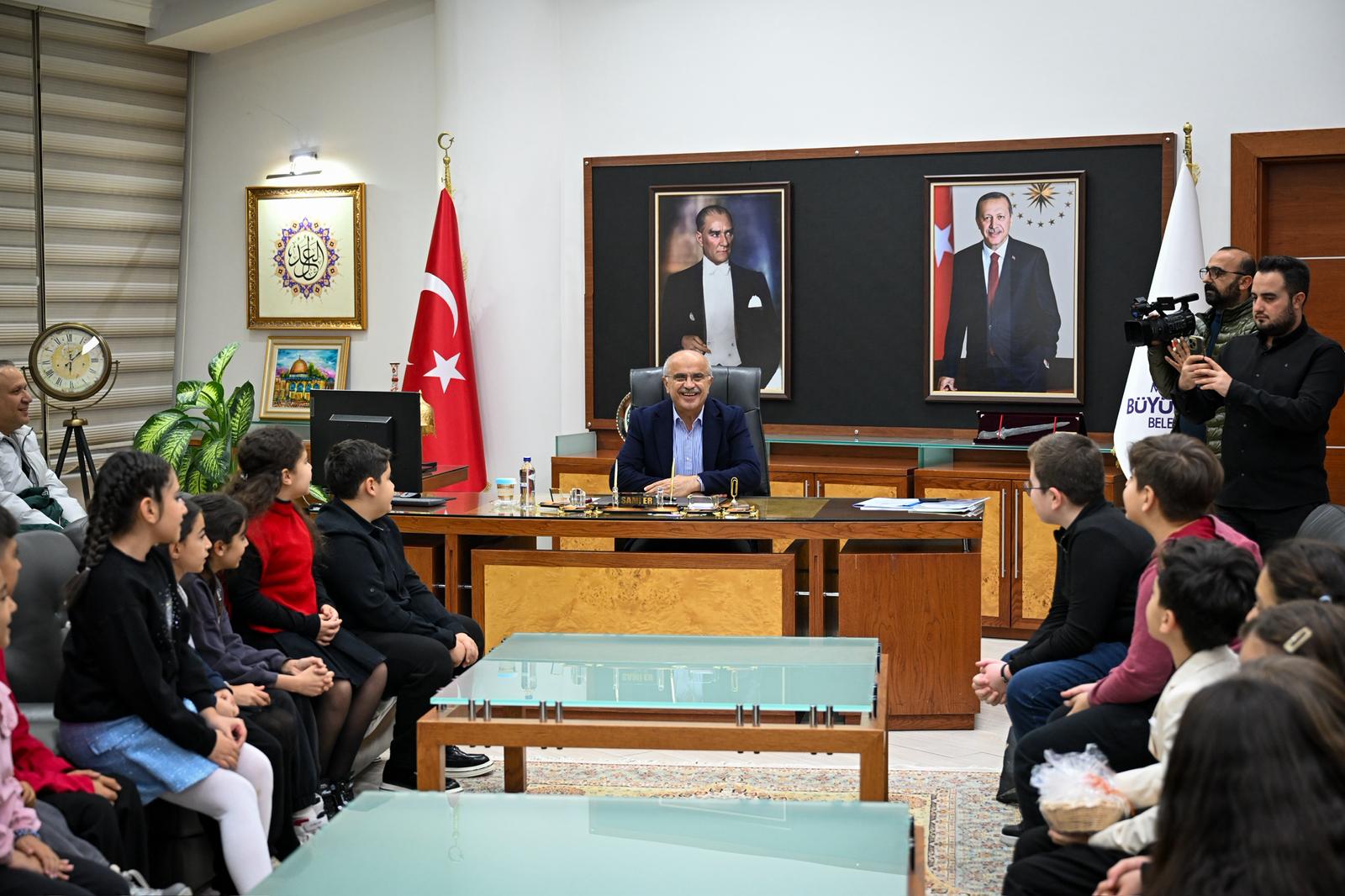 Çocuk Korosu Öğrencileri Başkan Er'i Ziyaret Etti