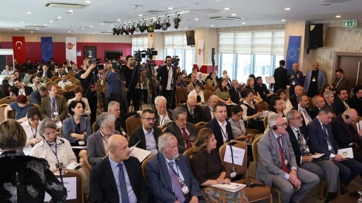 'Gazeteciliğin Dönüşümü ve Arayışlar' Konferansı Ankara'da Başladı