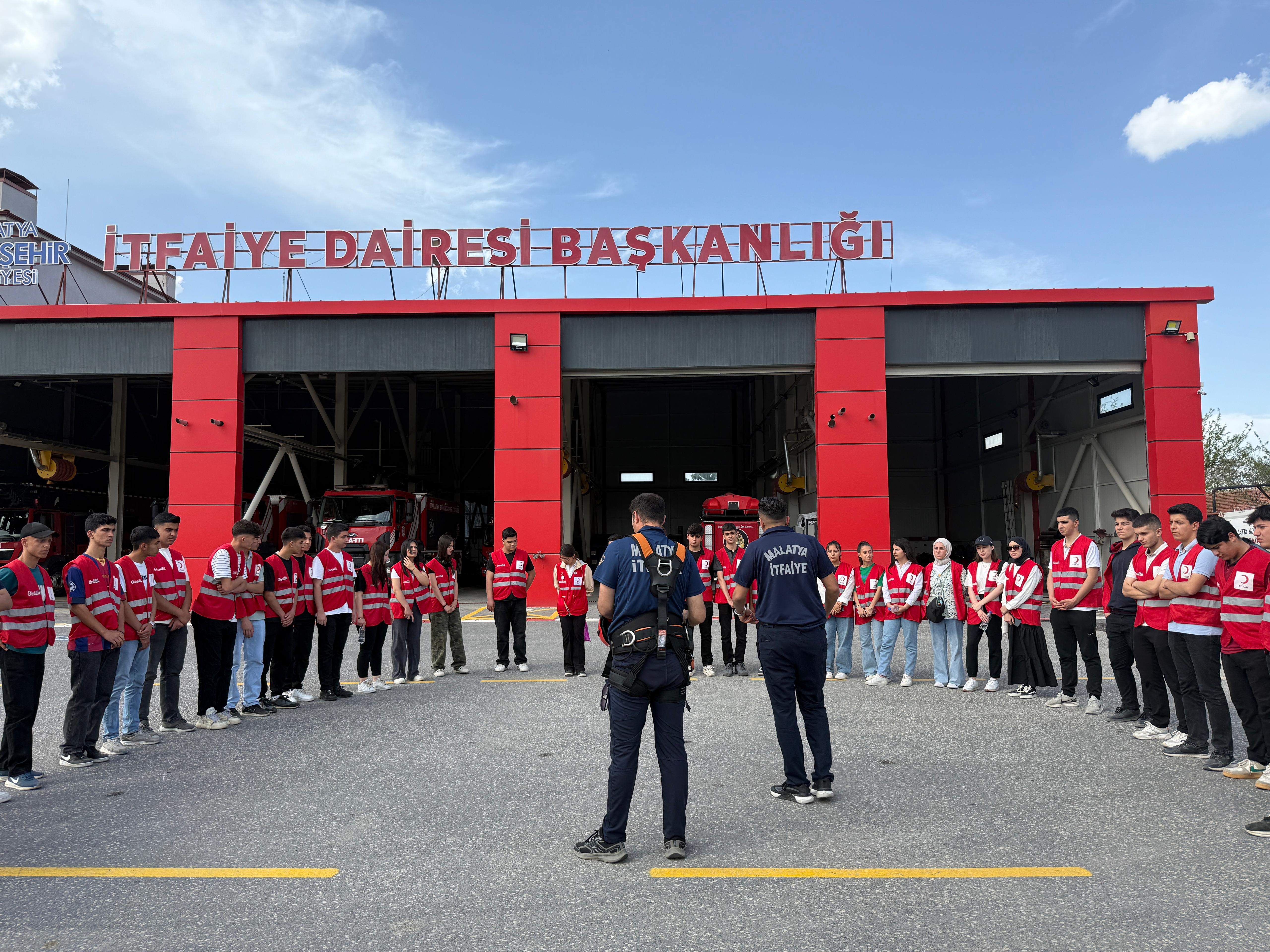 GENÇ KIZILAY EKİBİNE YANGIN EĞİTİMİ VERİLDİ