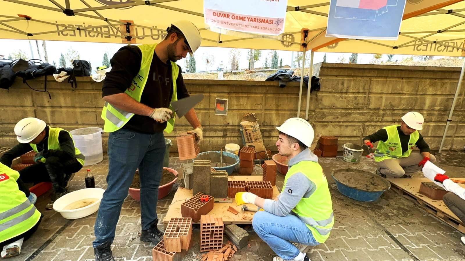 GENÇ MÜHENDİS ADAYLARI DUVAR ÖRMEK İÇİN YARIŞTI