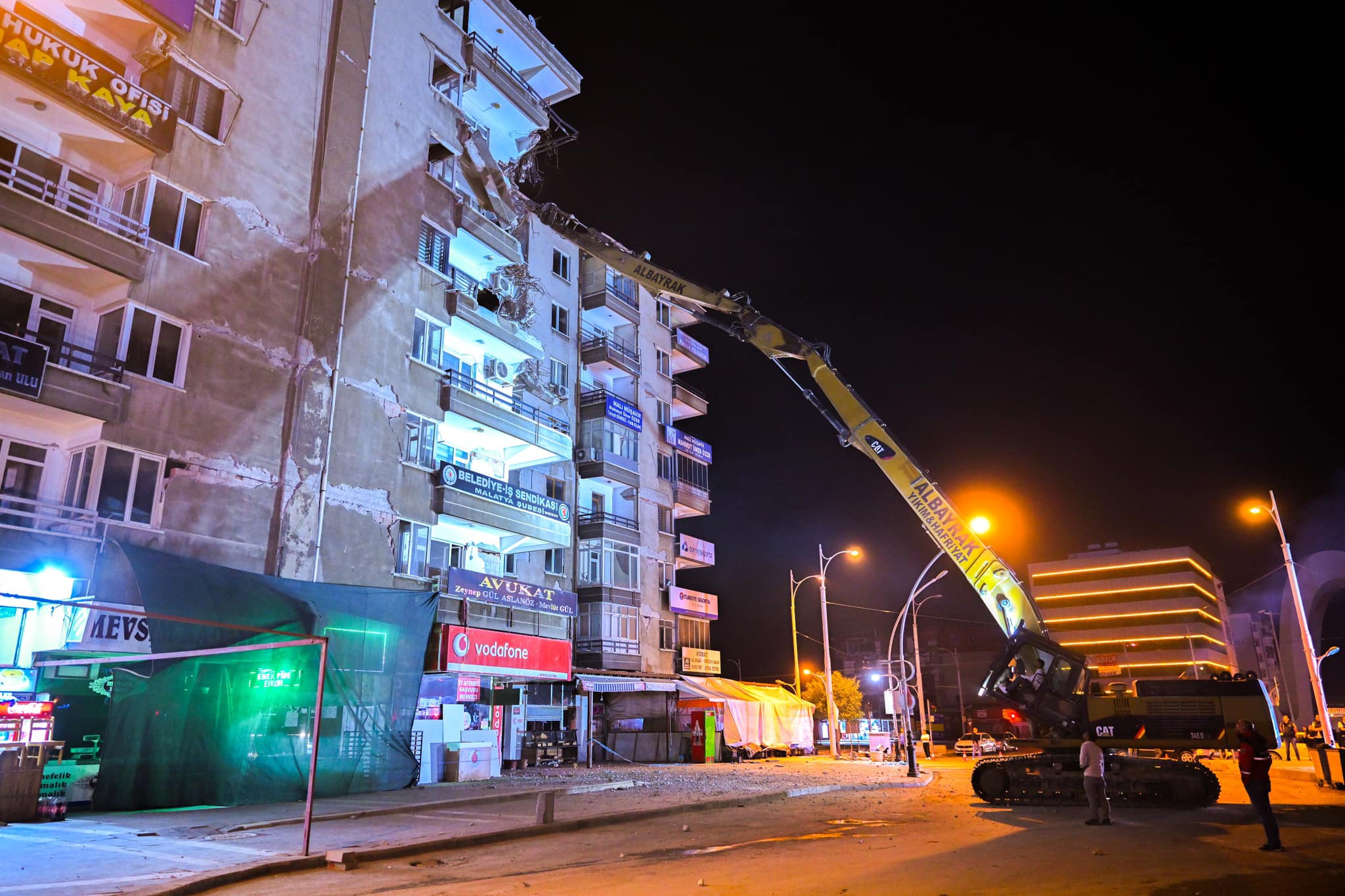 Hasarlı Açıl İş Merkezinin balkonları Kesildi