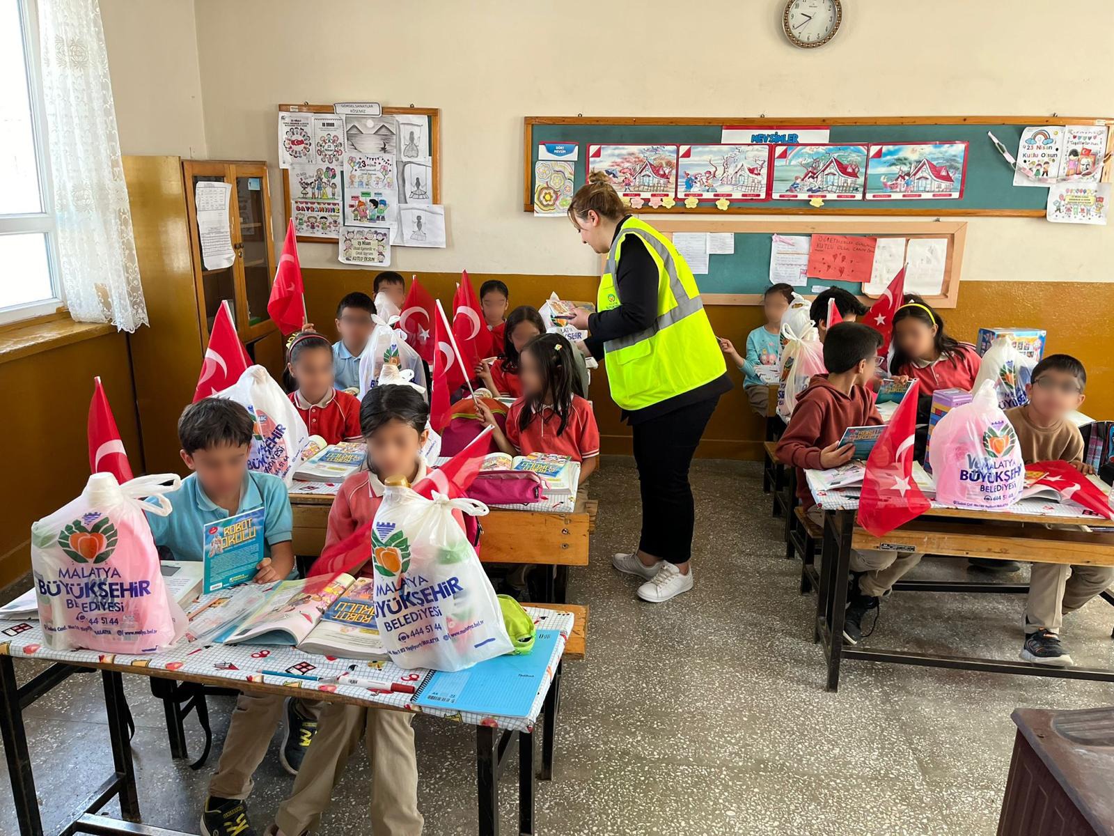 Hayır Çarşısındaki ürünler öğrencilere dağoıtıldı