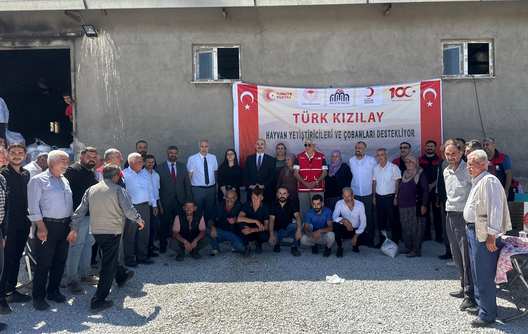 Hayvan Yetiştiricilerine Kızılay'dan Malzeme Desteği