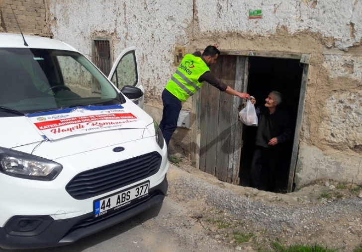 İftar ve Sahurda İhtiyaç sahiplerinin evlerine yemek gönderiliyor İftar ve Sahurda İhtiyaç sahiplerinin evlerine yemek gönderiliyor