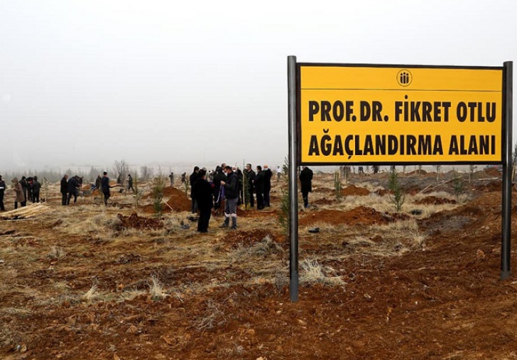 İnönü Üniversitesi Fikret Otlu Anısına Ağaç Dikiyor