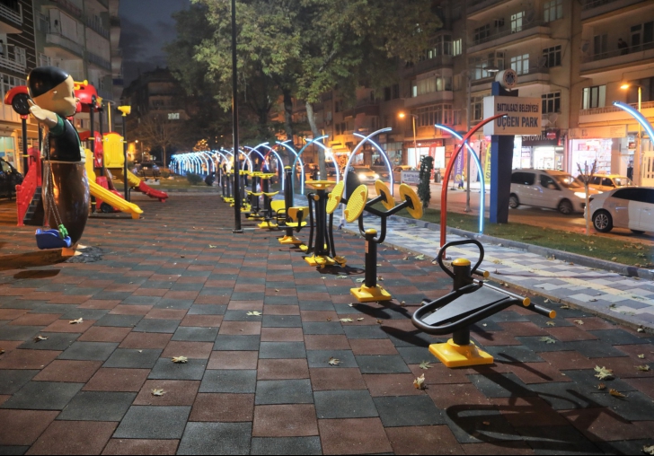 IŞIKLI YOL İLE ÜÇGEN PARK BİR BAŞKA GÜZEL