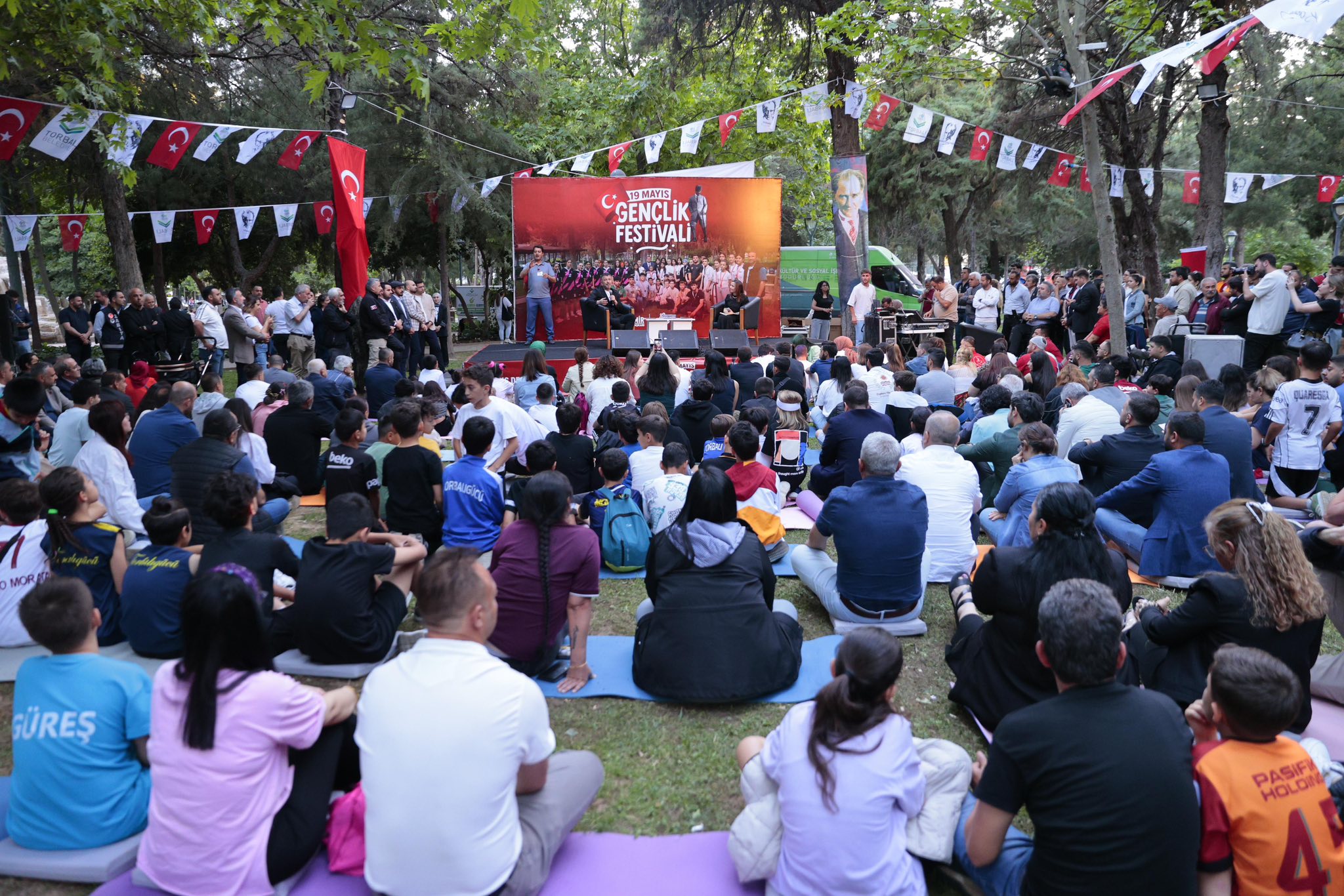 İzmir Veli Ağbaba'yı Dinliyor