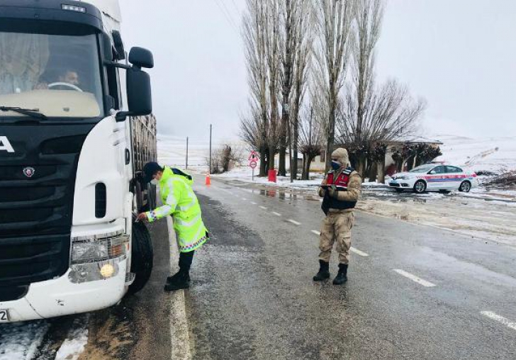 Jandarma Kara Yollarında Kış Lastiği Kontrolü Yaptı