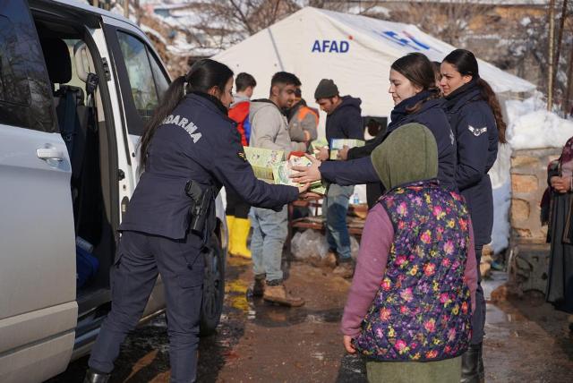 Kadın Jandarmalardan Depremzedelere Destek