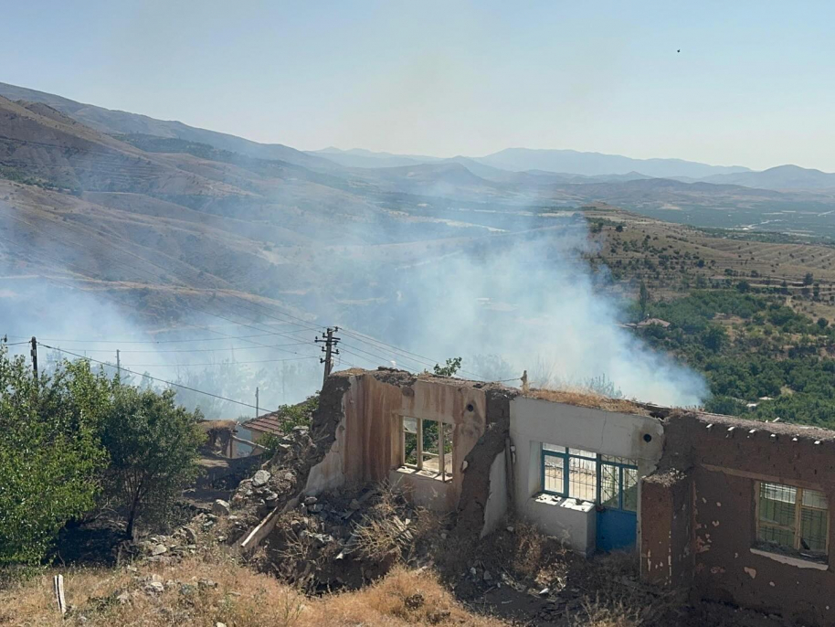 Kale İlçesinde 4 Ev Yandı
